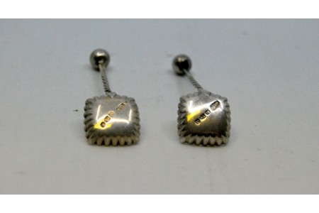  Colheres de açúcar em prata com conchas quadradas e bolas nos cabos retorcidos.